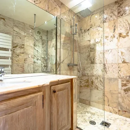 Les Amourie L Terrace & Parking L Shellter *