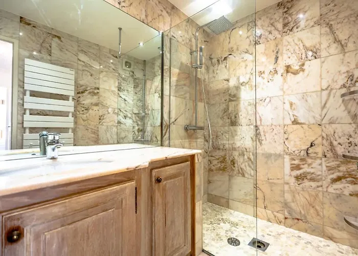 Les Amourie L Terrace & Parking L Shellter *